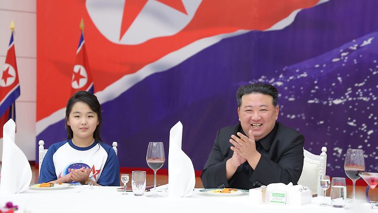 Nordkoreas Machthaber Kim Jong Un feiert mit seiner Tochter Ju Ae  den erfolgreichen Start eines militärischen Aufklärungssatelliten. 
