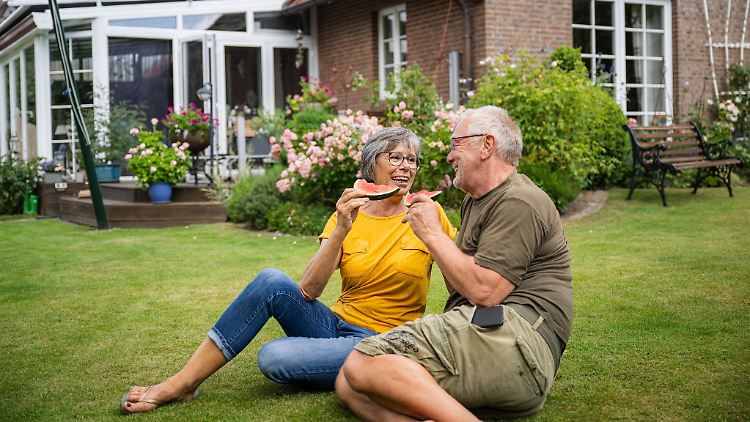 Im Alter finanziell unbeschwert leben? Das wünscht sich wohl jeder Eigenheimbesitzer. Ob eine Immobilienverrentung dabei hilft, hängt vom Einzelfall ab.