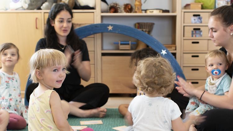 Vor allem in Ostdeutschland betreuen Kita-Erzieherinnen viel mehr Kinder als empfohlen. 
