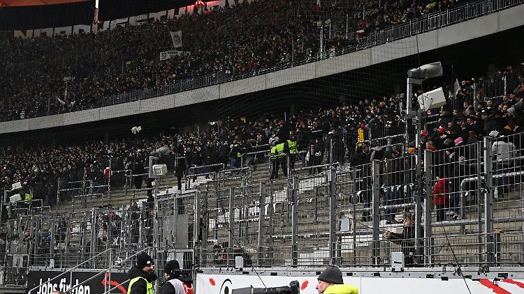 Die Ultras verließen den Frankfurt-Block zügig.