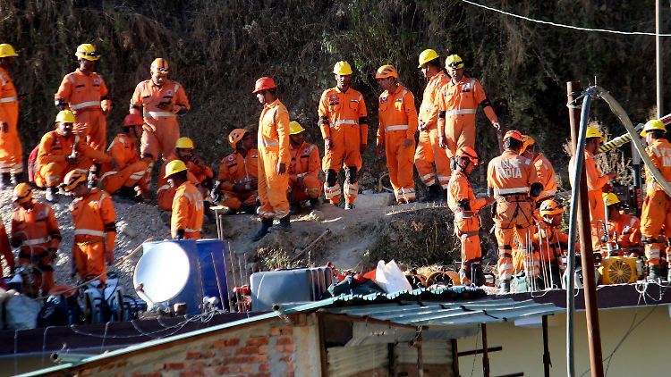 Rettungskräfte versuchen weiterhin zu den Verschütteten vorzudringen.