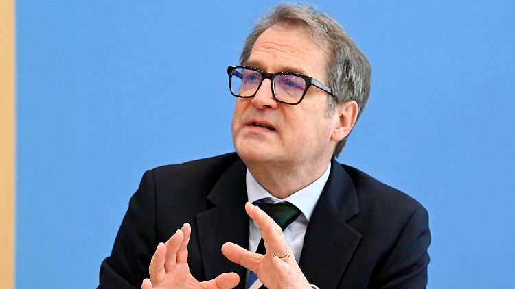 Als Bevollmächtigter für die Bundesregierung verfolgt Volker Wieland die historische Urteilsverkündung in Karlsruhe.