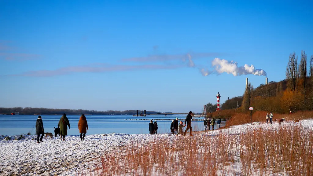 Schneespaziergang-bei-blauem-Himmel-und-Sonnenschein-am-Falkenstein-Ufer-bei-Blankenese-Hamburg