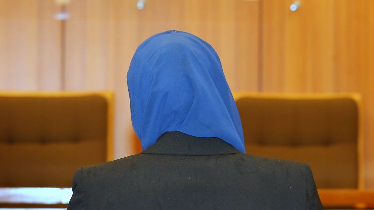 Ob mit Kopftuch oder anderem religiösem Zeichen: Die Arbeit in Behörden kann so verboten sein.