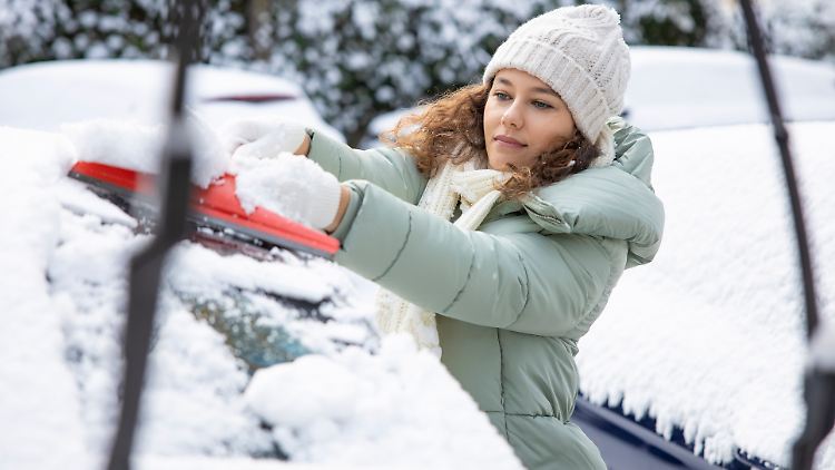 Die Autoscheiben von Eis und Schnee zu befreien, gehört im Winter für viele dazu.