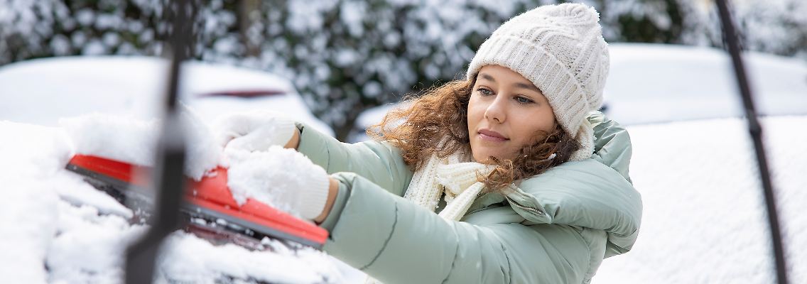 Die Autoscheiben von Eis und Schnee zu befreien, gehört im Winter für viele dazu.