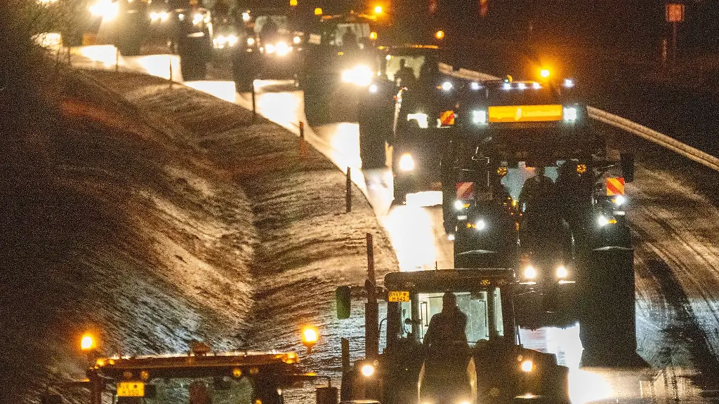 Traktoren-fahren-auf-der-Bundesstrasse-B96-zwischen-der-Insel-Ruegen-und-der-A20-dem-so-genannten-Ruegenzubringer