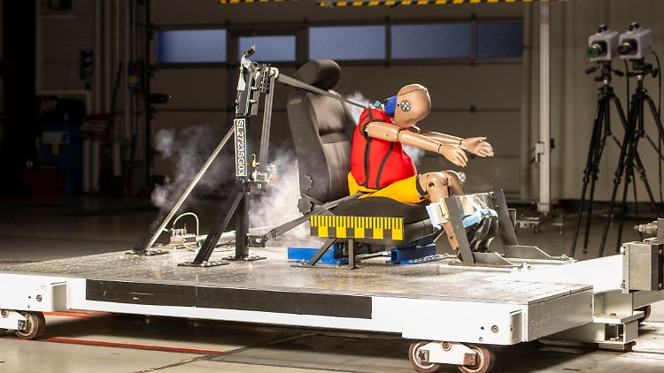 Schwangerengurte benötigen 30 Zentimeter mehr Gurtband, weshalb der normale Gurt weniger eng anliegen konnte und sich die Dummies beim Crash entsprechend stärker nach vorne bewegten.