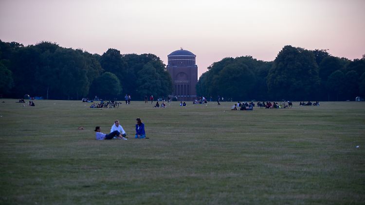 Die Stadtpark-Wiese vor dem Planetarium in Hamburg. Hier soll die Jugendliche nach Ansicht des Gerichts vergewaltigt worden sein.