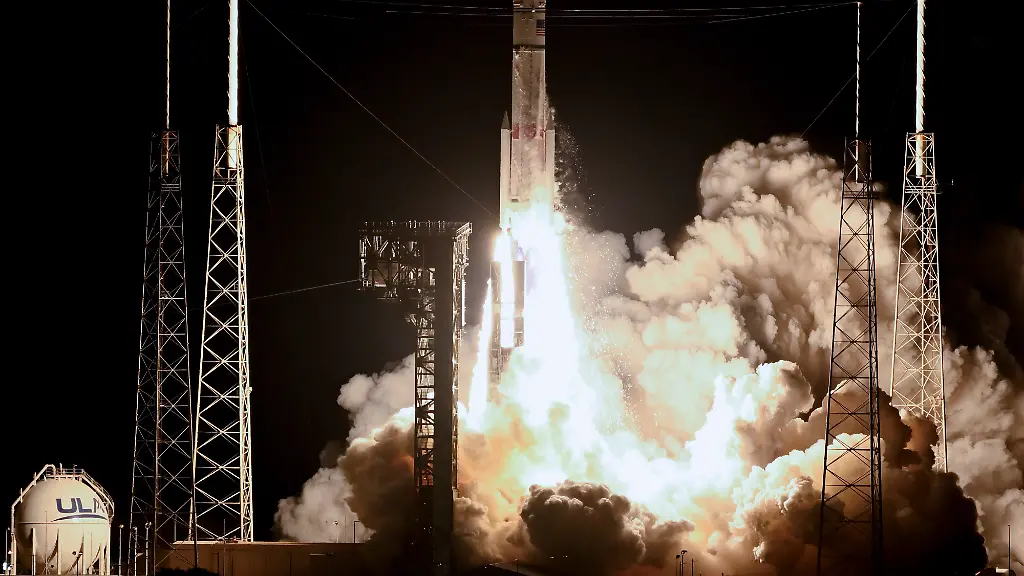 Die-Rakete-des-Herstellers-United-Launch-Alliance-ULA-ist-um-2-18-Uhr-Eastern-Standard-Time-08-18-Uhr-deutscher-Zeit-vom-Weltraumbahnhof-Cape-Canaveral-gestartet-An-Bord-der-neuen-Rakete-ist-die-Astrobotic-Peregrine-Mondlandefaehre-die-mehrere-Instrumente-fuer-die-NASA-zum-Mond-bringt