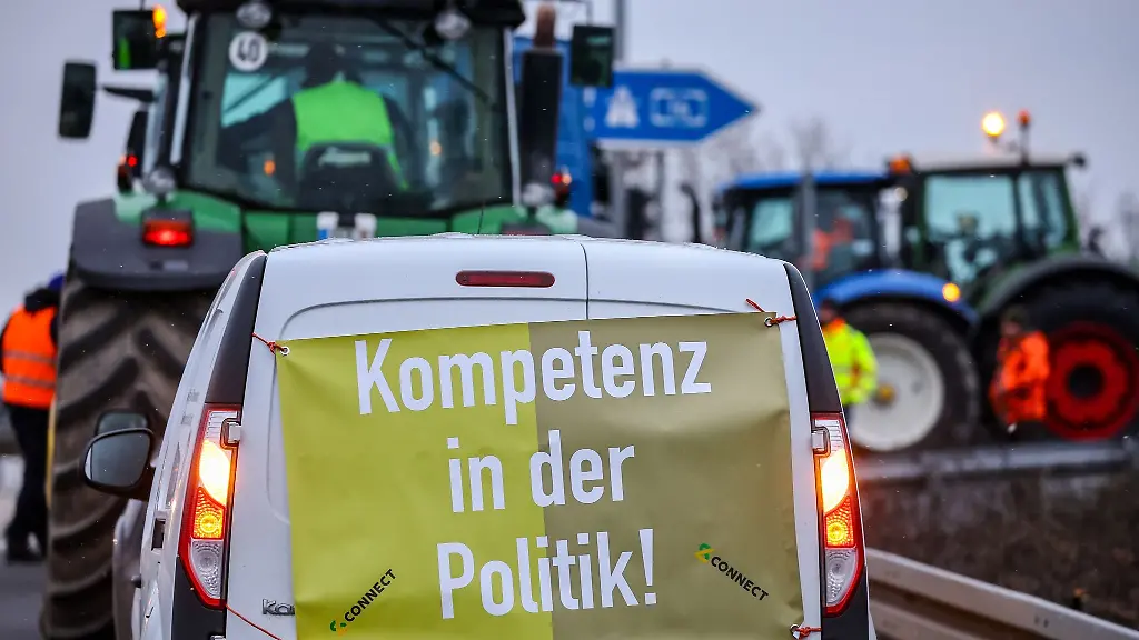 Kompetenz-in-der-Politik-fordert-ein-Transparent-bei-einer-Blockade-durch-Bauern-der-Autobahnauffahrt-Leipzig-Ost
