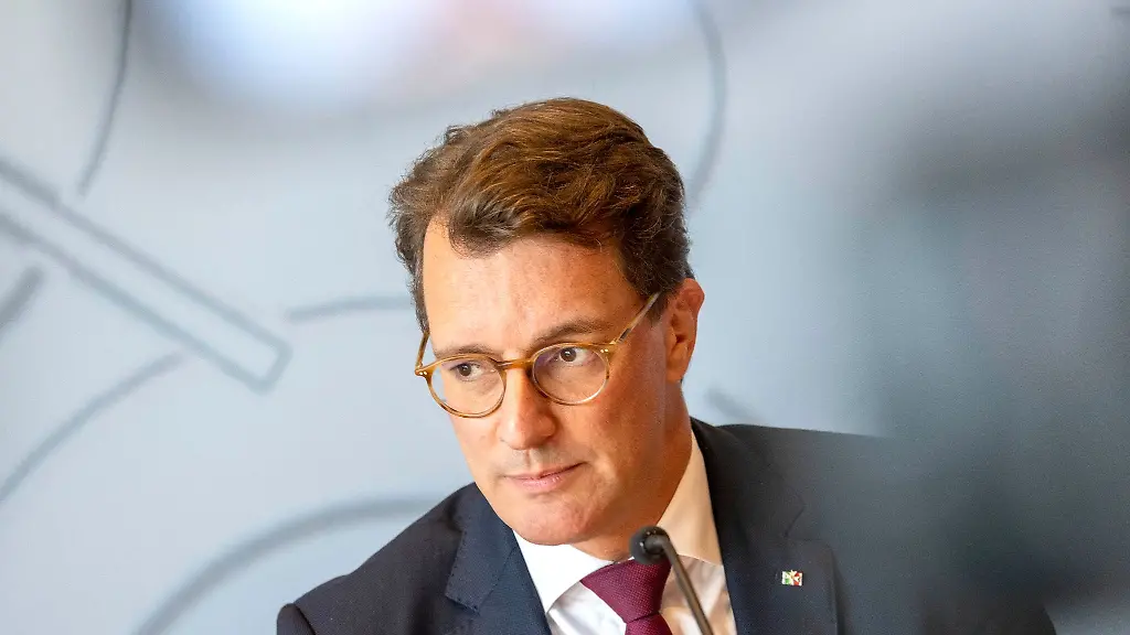 Hendrik-Wuest-CDU-Ministerpraesident-von-Nordrhein-Westfalen-nimmt-an-einer-Landespressekonferenz-teil