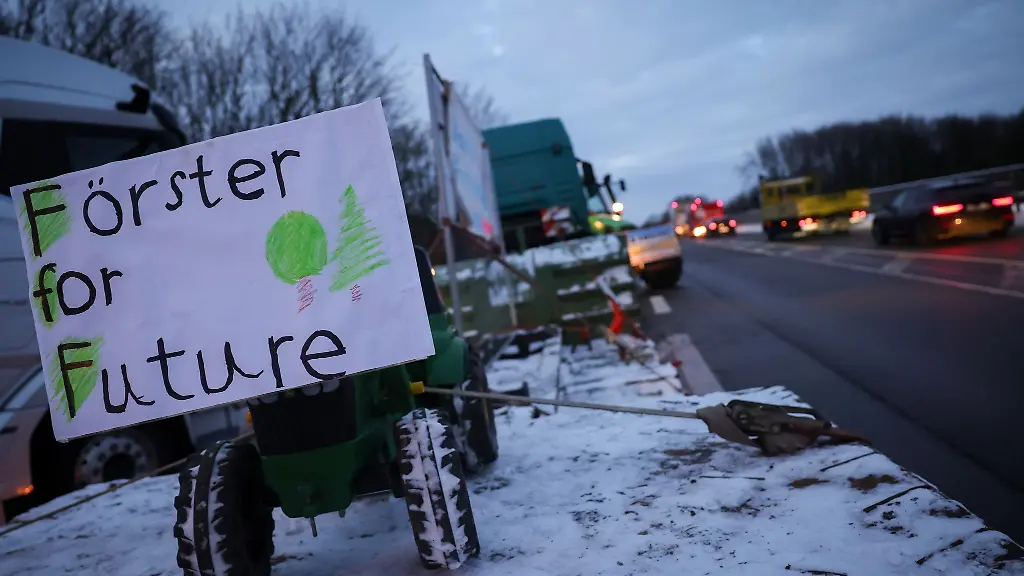 Landwirte-blockieren-mit-ihren-Treckern-die-Autobahnauffahrten-zur-Autobahn-A7