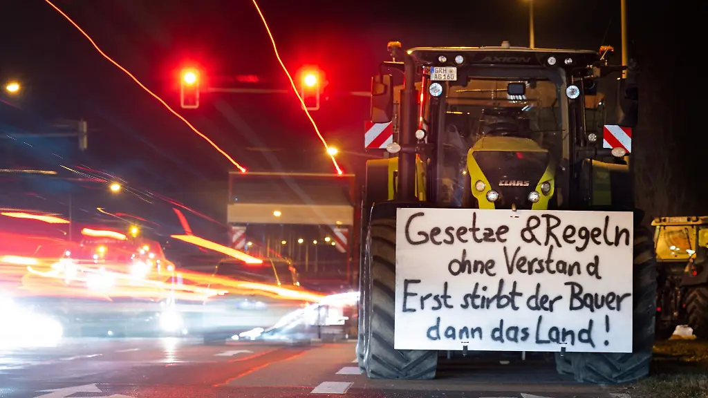 Landwirte-blockieren-mit-ihren-Traktoren-eine-Autobahnauffahrt