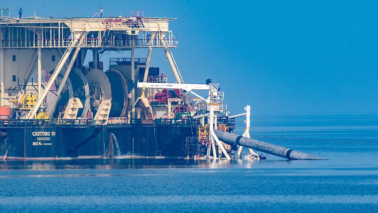 Auf einem Pipeline-Verlegeschiff bauen Fachleute an der Anbindungspipeline des umstrittenen Rügener Flüssigerdgas-Terminals in Mukran.