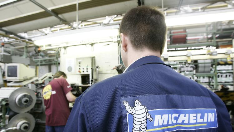 Michelin wolle die betroffenen Beschäftigten bei neuen beruflichen Wegen unterstützen, hieß es.