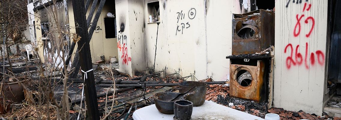 Trümmer vor einem zerstörten Haus im Kibbutz Beeri an der Grenze zum Gazastreifen. Der Kibbutz wurde bei dem Terrorangriff am 7. Oktober überfallen, viele Bewohner wurden ermordet oder verschleppt.