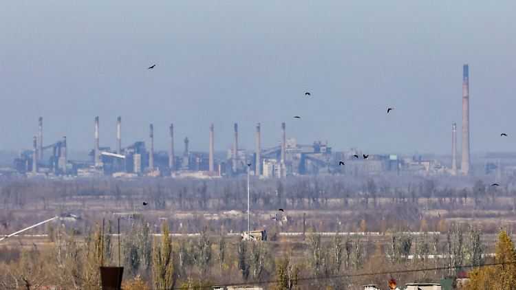 Blick auf den Koks- und Chemie-Industriekomplex von Awdijiwka, dem sich die russischen Streitkräfte nähern.