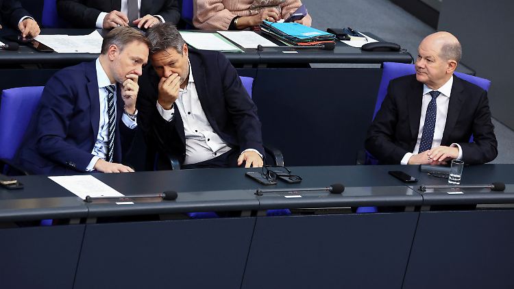 Erste Vorgespräche laufen offenbar bereits: Christian Lindner, Robert Habeck und Olaf Scholz im Bundestag.
