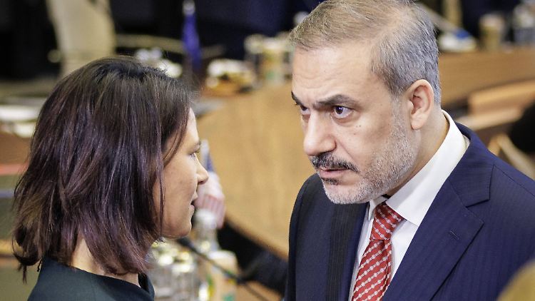 Baerbock erinnert den türkischen Außenminister Fidan an das Versprechen seines Präsidenten Erdogan.