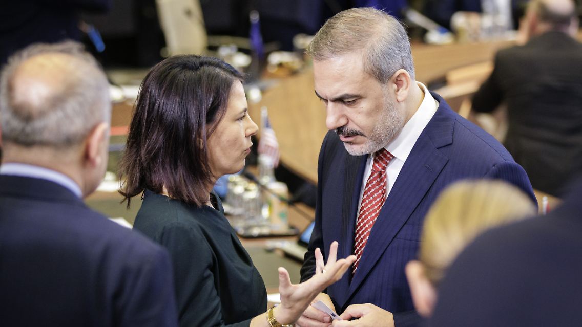Außenministerin Baerbock und ihr türkischer Amtskollege Fidan beim Treffen in Brüssel.