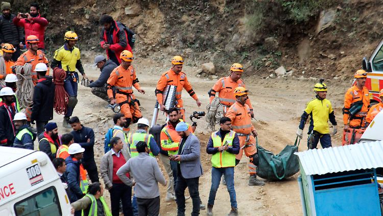 In einem eingestürzten Tunnel im Himalaya harrten 41 Bauarbeiter mehr als zwei Wochen bis zu ihrer Rettung aus.