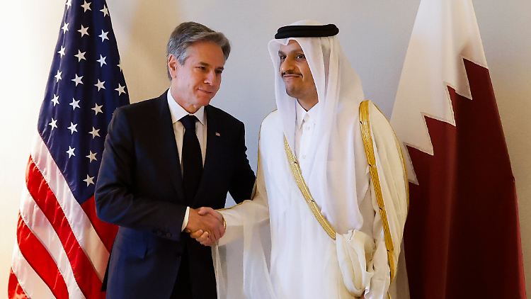 US-Außenminister Antony Blinken (l.) und Mohammed bin Abdulrahman Al Thani, Premierminister von Katar. Beide Staaten pflegen gute Beziehungen zueinander.  