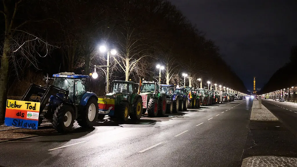 Traktoren-stehen-am-Rand-der-Strasse-des-17-Juni