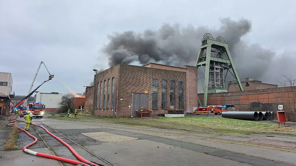 Feuerwehrleute-loeschen-einen-Brand-auf-einem-ehemaligen-Bergwerksgelaende