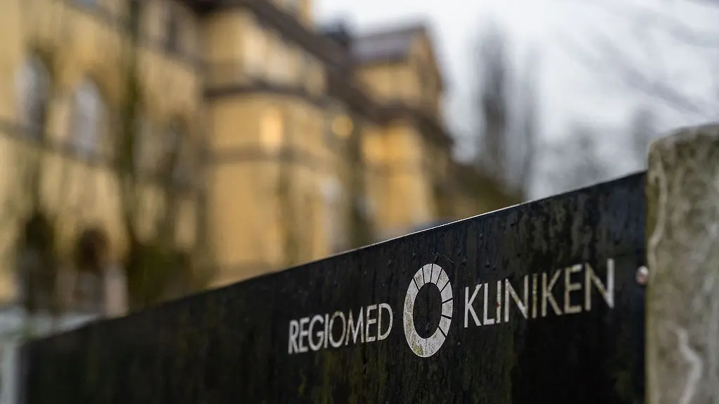 Ein-Wegweiser-mit-dem-Logo-der-Regiomed-Kliniken-am-Unternehmenssitz-in-Coburg-Bayern