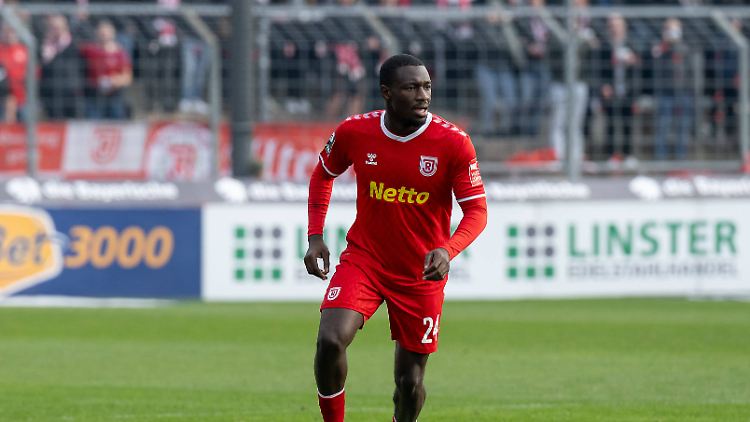 Agyemang Diawusie spielte seit Juli für Regensburg.