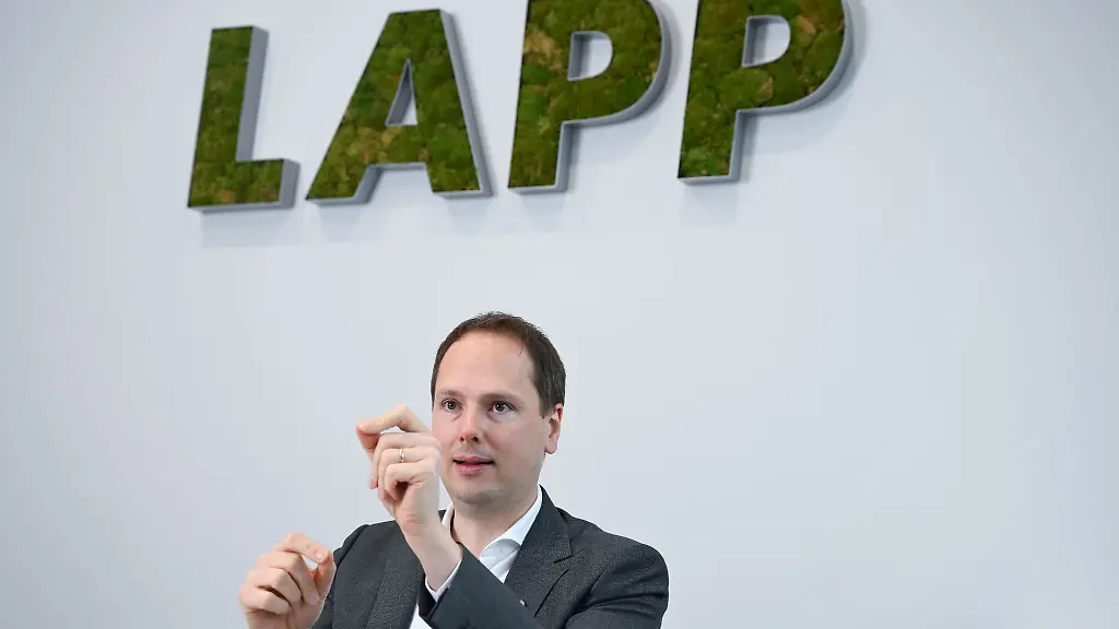 Matthias-Lapp-der-Vorstandsvorsitzende-des-Kabelherstellers-Lapp-spricht-im-Stammsitz-in-Stuttgart-mit-einem-Journalisten