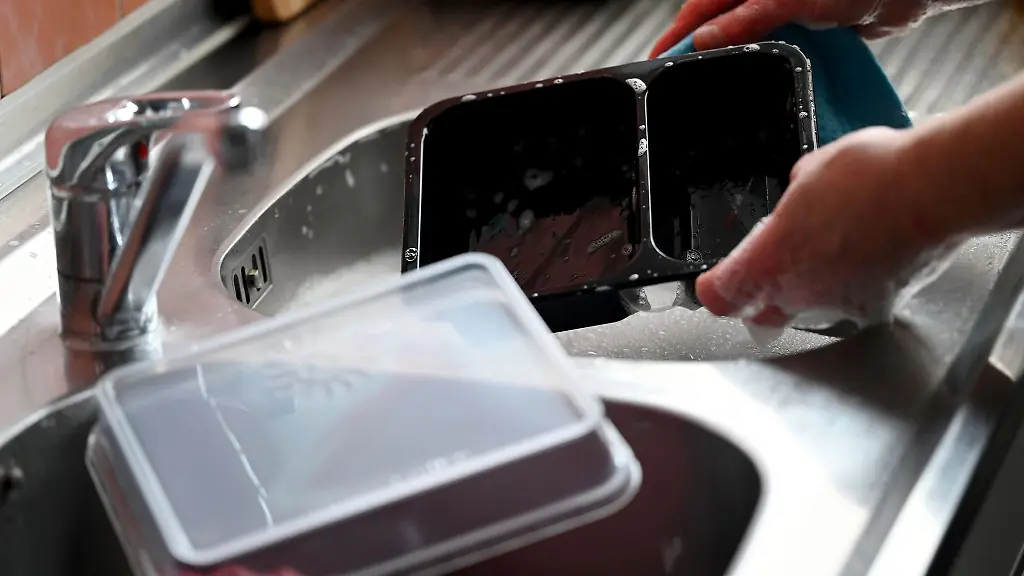 In-einer-Spuele-wird-eine-Mehrwegverpackung-eines-Restaurants-gereinigt