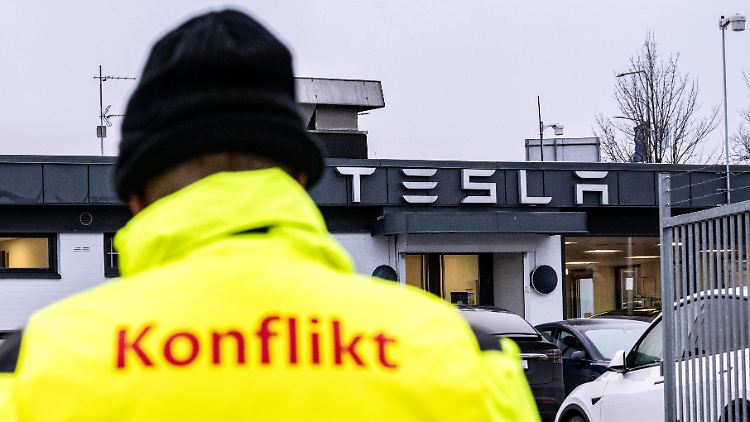 Auf den Aufruf der IF-Metall hin hatten Ende Oktober zunächst rund 130 Beschäftigte in zehn Tesla-Werkstätten in Schweden ihre Arbeit niedergelegt.