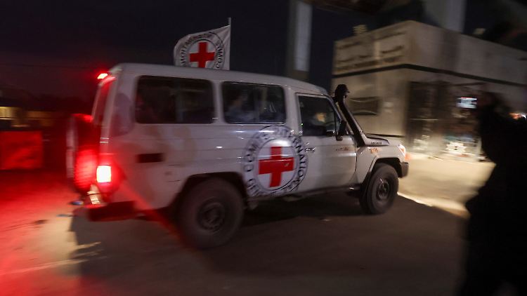 Das Rote Kreuz spielt eine entscheidende Rolle bei der Übergabe der Geiseln durch die Hamas. So auch bei der fünften freigelassenen Gruppe. 