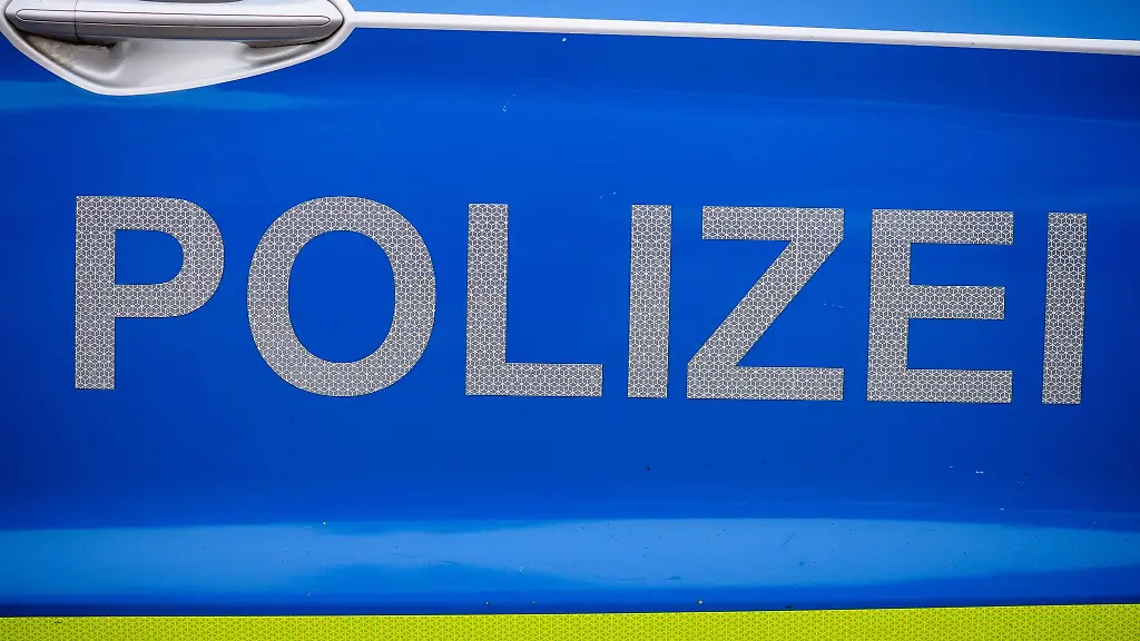 Polizei-ist-auf-einer-Tuer-eines-Polizeiautos-zu-lesen