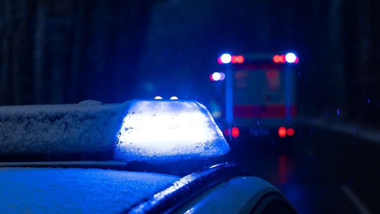 Bei beiden Kollisionen waren die Unfallverursacher auf eisglatten Fahrbahnen ins Schleudern geraten.