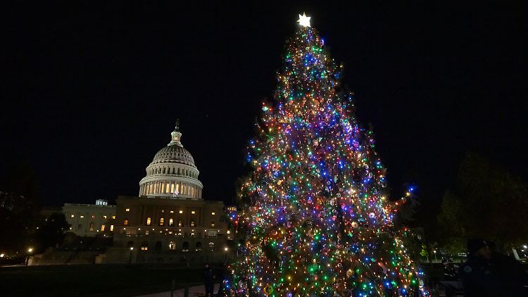 Der Nationale Weihnachtsbaum leuchtet schon, die offizielle Zeremonie findet aber erst am Donnerstag statt.