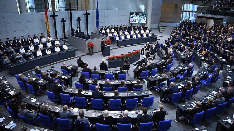 Zuletzt mussten nach jeder Bundestagswahl mehr Stühle im Plenarsaal des Bundestags moniert werden.