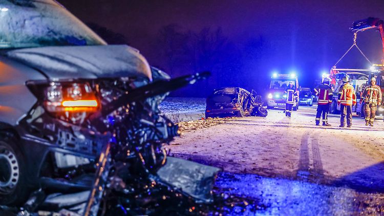 Fünf Fahrzeuge kollidieren auf einer Bundesstraße in Bayern.