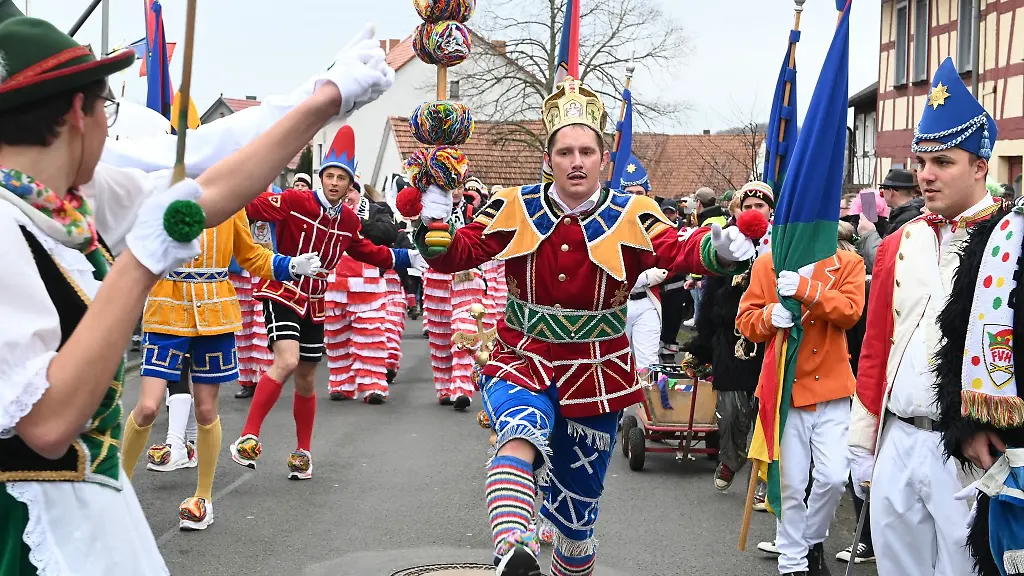Bajazz-Gregor-huepft-beim-Springerzug-in-Herbstein-beim-Rosenmontagszug-im-Jahr-2020-durch-die-Strasse