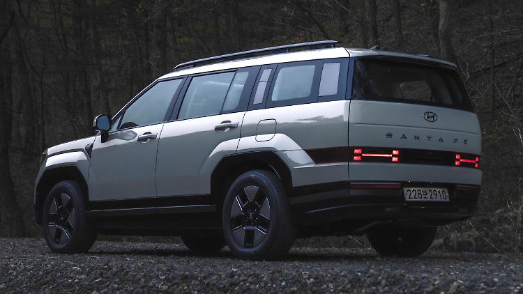 Der Hyundai Santa Fe ist eine optisch ausgefallene Erscheinung. Steckt da etwa eine Prise Land Rover in der Kreation?