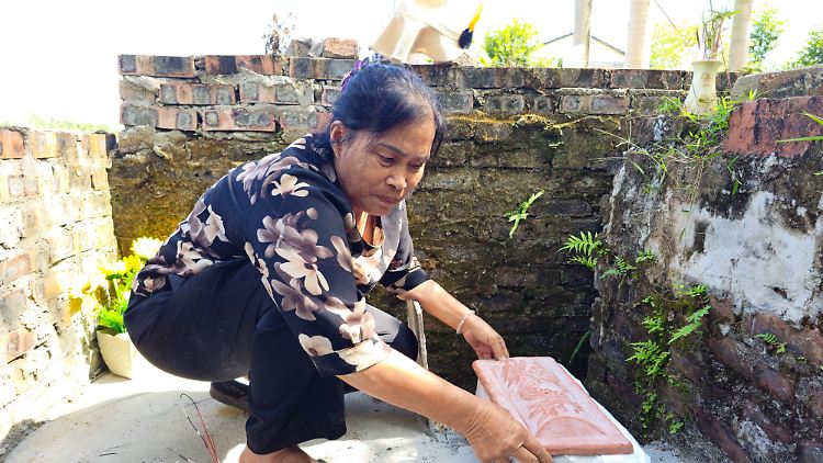 Nguyen Thi Nhiem erhält täglich 15 bis 20 Föten, die sie später auf dem eigens eingerichteten Friedhof beerdigt. 