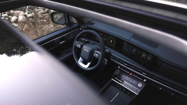 Unter dem edel gebogenen Riesen-Display hockt der Touchscreen zur Bedienung der Klimaautomatik.