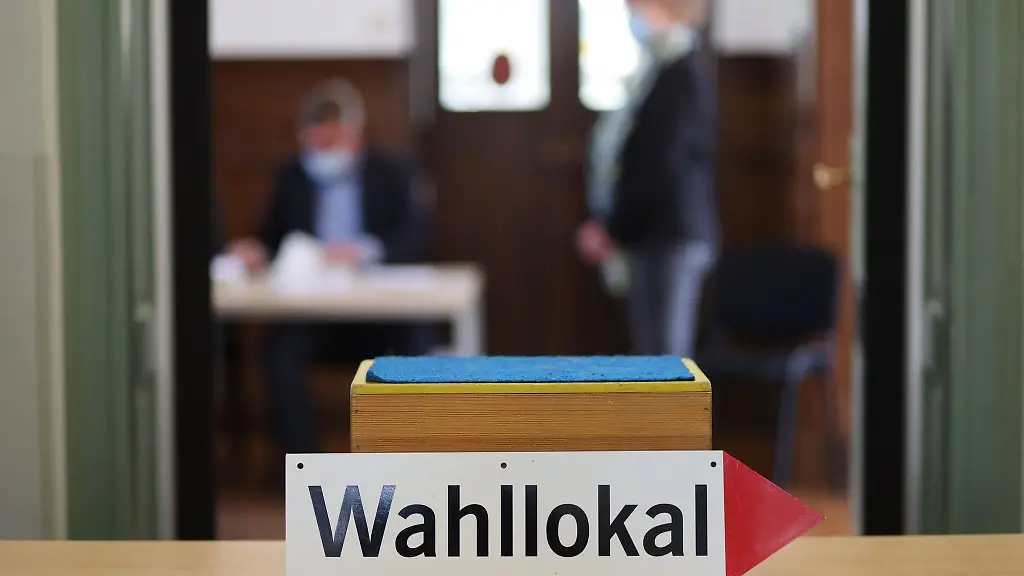 Ein-Hinweisschild-mit-der-Aufschrift-Wahllokal-steht-am-Eingang-eines-Wahllokales-in-Wernigerode
