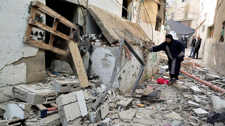 Palästinenser in Dschenin betrachten am Wochenende die Schäden nach einer israelischen Razzia.