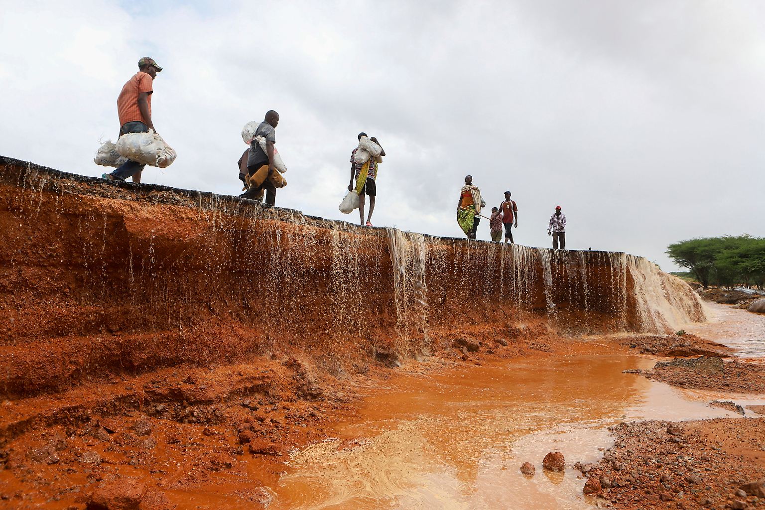 Lange wirkt der Klimawandel auf viele Menschen wie eine kaum greifbare Bedrohung. Inzwischen bekommen ihn immer mehr deutlich zu spüren, in Ostafrika sterben im November 2023 Hunderte Menschen, ... 