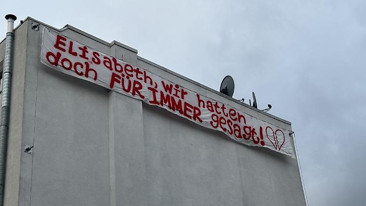 Wer derzeit auf dem Kölner Ehrenfeldgürtel unterwegs ist, kommt daran nicht vorbei.