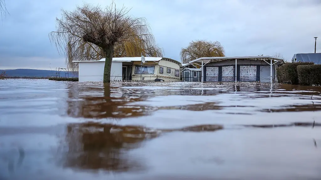 Wohnwagen-und-Vorzelte-stehen-im-Hochwasser-der-Talsperre-Kelbra