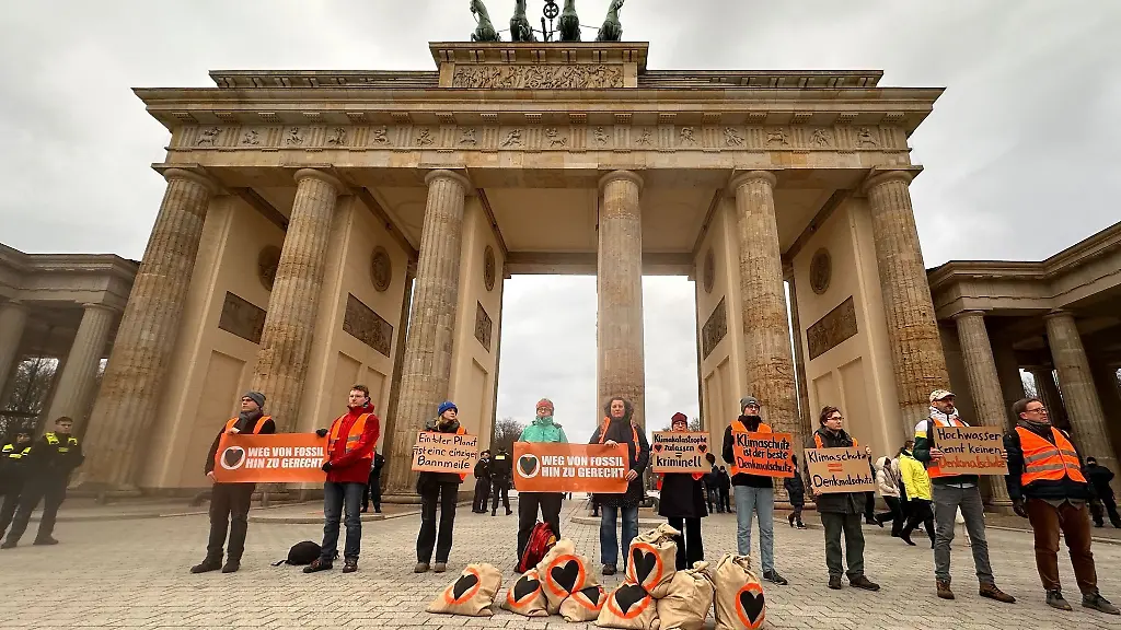 Aktivisten-der-Letzten-Generation-demonstrieren-am-dem-Pariser-Platz-vor-dem-Brandenburger-Tor